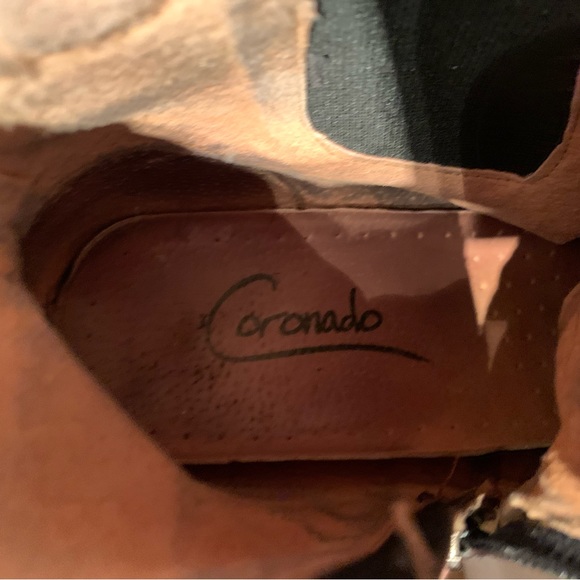 Boots size 10 - Picture 2 of 4